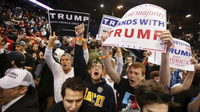 特朗普支持者在場館內高舉標語