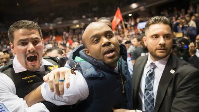 一名現場民眾被警方人員帶離現場