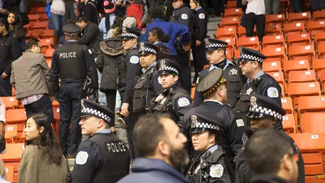 集會宣告取消後,警方在伊利諾大學禮堂清場