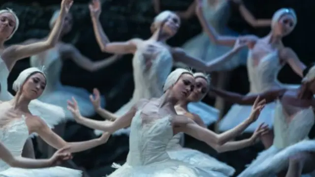 Балерини Англійської національної опери танцюють "Лебедине озеро" у білому вбранні