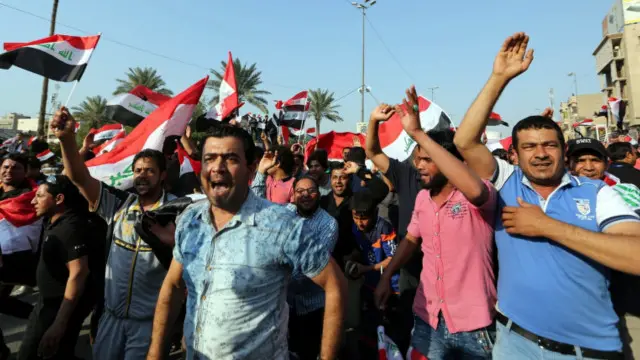 اعتراض هواداران مقتدی صدر، روحانی شیعه به روند کند اصلاحات در عراق