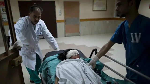 طفلة اصيبت في القصف وتوفيت لاحقا، في مستشفى الشفاء بغزة