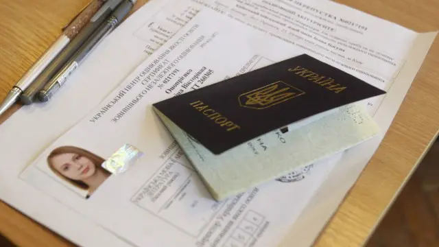 На столі може бути лише зошит з тестовим завдання, бланк відповіді і документ