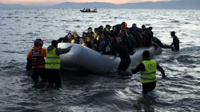 Лодка с мигрантами