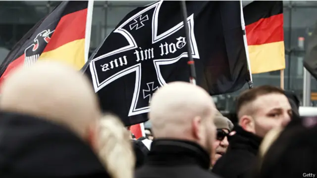 ينحسر التأييد الذي يتمتع به حزب الديمقراطيين المسيحيين الذي تتزعمه ميركل لحساب حزب البديل لالمانيا المعادي للهجرة