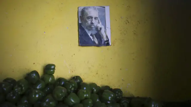 Las imágenes de Fidel Castro, por toda Cuba, como en este mercado estatal de productos agrícolas en La Habana.