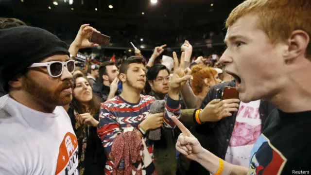 Pendukung dan penentang Donald Trump berkelahi menjelang pawai di Chicago, 11 Maret lalu.