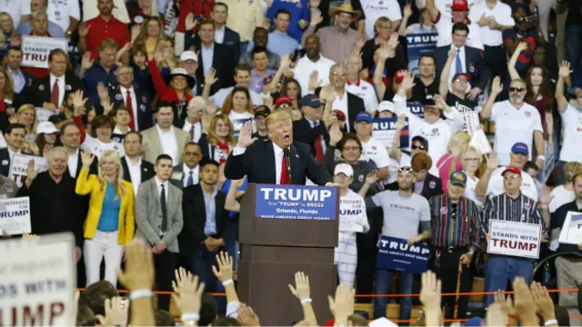 Trump fue criticado por su gentos en los actos de campaña.