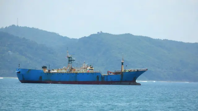 Kapal FV Viking berada di lepas Pantai Pangandaran, Jawa Barat, Minggu (13/3).
