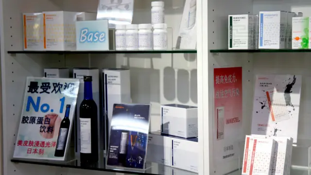東京一家藥店展示的日本製造化妝品（BBC中文網圖片11/2/2016）