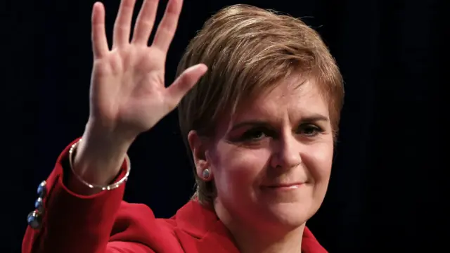 斯特金在致词前向台下观众致意。