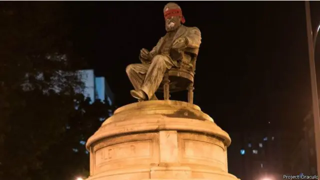 रियो में मूर्तियां