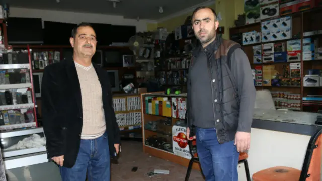 Dükkanın sahibi Engin Güldağı 20 senelik dükkanında 15 bin lira zararının olduğunu söylüyor. 