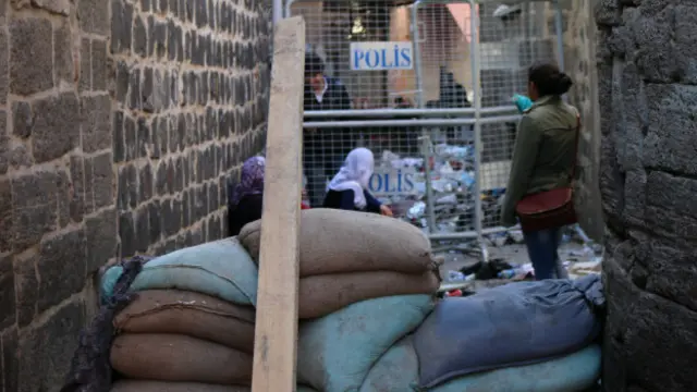 Üç kadın Dabanoğlu mahallesindeki evlerine girmek istedi ama polis izin vermedi.