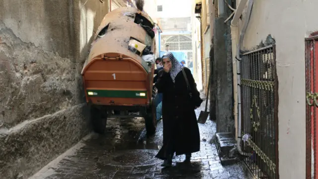 Römorklar ara sokaklardaki çöpleri topluyor.