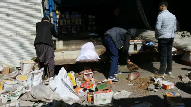 Yoğurtçular pazarı esnafı bozulan gıdaları atıp dükkanlarını temizliyor.
