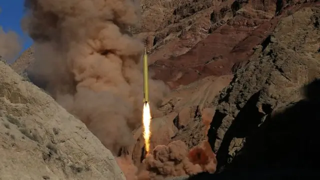 إيران نشرت صورا لإطلاق صاروخ "قادر" طويل المدى خلال تدريبات عسكرية