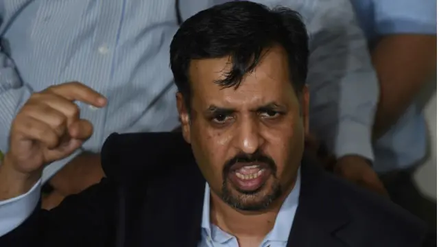 مضطفٰی کمال کے ساتھ ایم کیو ایم چھوڑنے والوں میں انیس قائم خانی، انیس ایڈووکیٹ، ڈاکٹر صغیر احمد، افتخار عالم، وسیم آفتاب اور رضا ہارون شامل ہیں