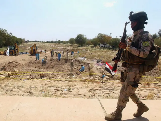 Эксгумация тел в Кэмп Спайкер, 2015 год