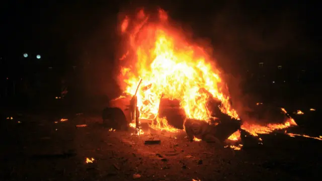 Partlayış yerində bir neçə avtomobil və bir avtobus yanıb