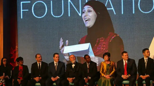 Los finalistas escuchan el discurso de la ganadora, Hanan Al Hroub.