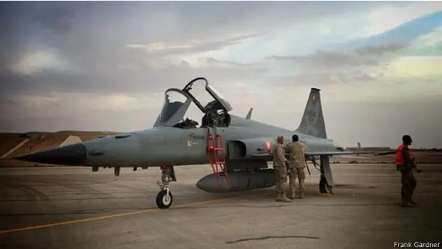 تتمركز اسراب من الطائرات الحربية، كهذه من البحرين، قرب بلدة حفر الباطن شمال شرقي السعودية