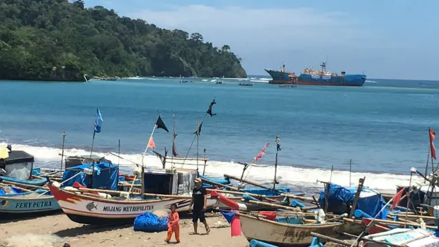 Kapal ikan Viking yang jadi buruan Interpol dan sudah diledakkan di Pantai Pangandaran, Jawa Barat, Senin (14/3) lalu.