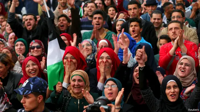 فلسطینیان د رام الله ښار په لوېدیځه تراډه کې د حنان الحروب د یو میلیون ډالر جایزې ګټلو خوښي لمانځي. 