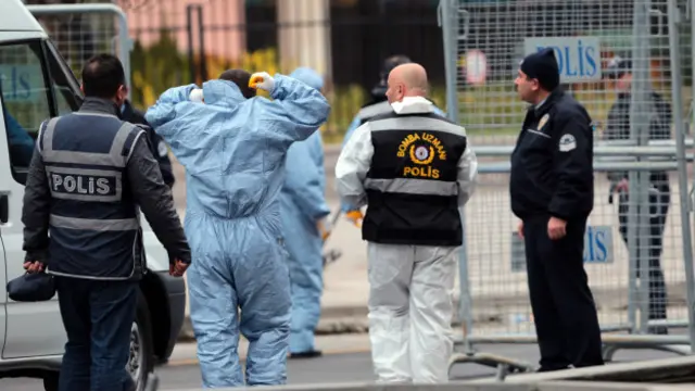Saldırının yaşandığı bölge trafiğe kapatılmış durumda. Olay yeri inceleme ekiplerinin çalışmaları sürüyor.