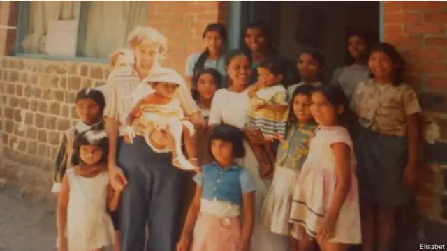 بھارت سے گود لیے جانے والے بچوں کے ساتھ