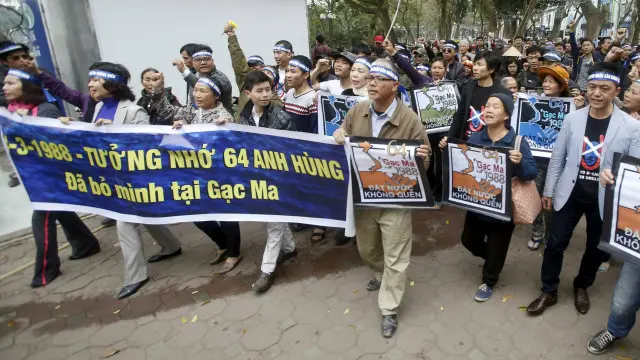 约150名示威者戴着头巾,举着横幅,围河内市区的还剑湖(Hoan Kiem lake)高喊“打倒中国侵略者!”的口号。