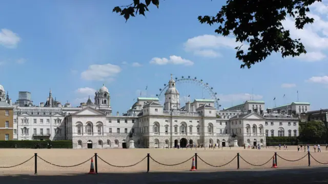 В своем твите британский казначей посетовал, что команда Top Gear очень шумит у гвардейских королевских конюшен