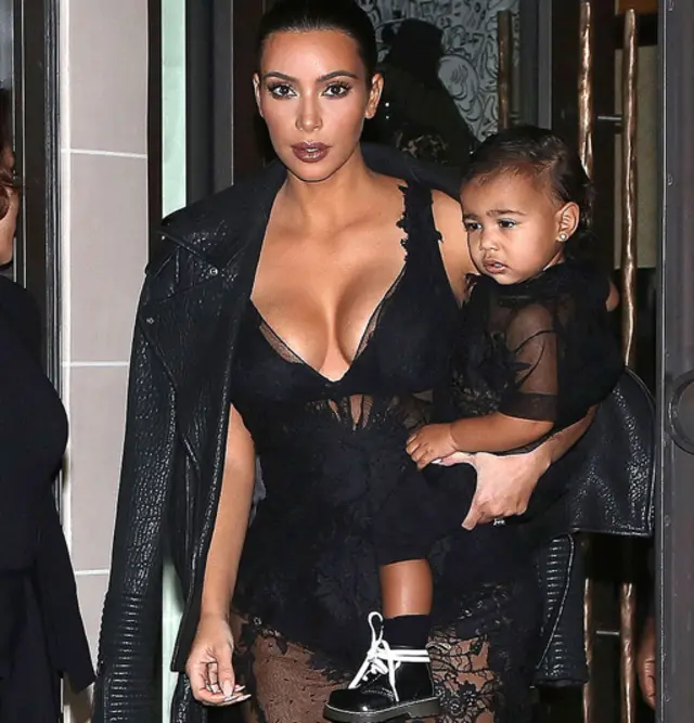 卡黛珊Kim Kardashian的女儿North West一岁的时候就被装扮成妈妈的迷你造型