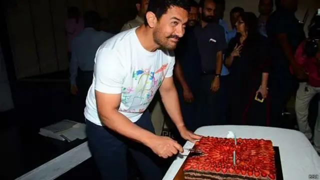 وہ اپنا جنم دن نہیں مناتے کیونکہ اس کو علم ہی نہیں ہے کہ وہ کس تاریخ کو ہوتا ہے لیکن سنہ 2007 سے باقاعدگی سے عامر خان کی سالگرہ منا رہے ہیں