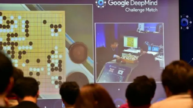 برنامج ألفا غو من تصميم غوغل فاز في أول ثلاث منافسات للعبة غو من بين خمس منافسات ضد الكوري الجنوبي لي سي دول