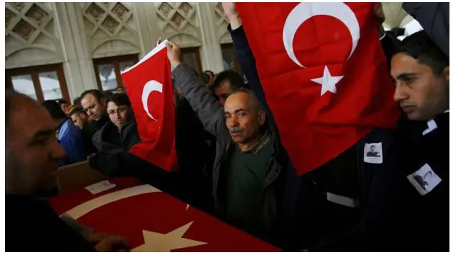 တနင်္ဂနွေနေ့ ဗုံးခွဲမှုအတွင်း သေဆုံးခဲ့သူတွေရဲ့ နာရေးတွေကို ပြုလုပ်နေ။