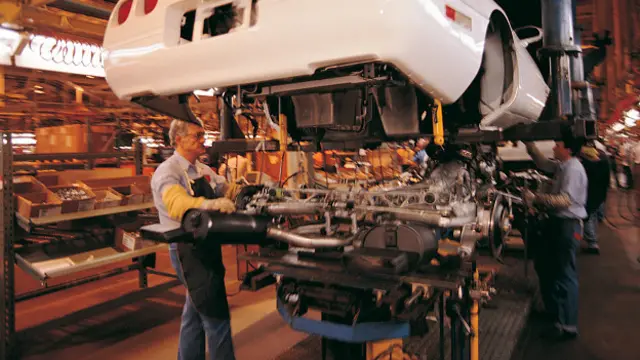 Рабочие на сборке автомобилей