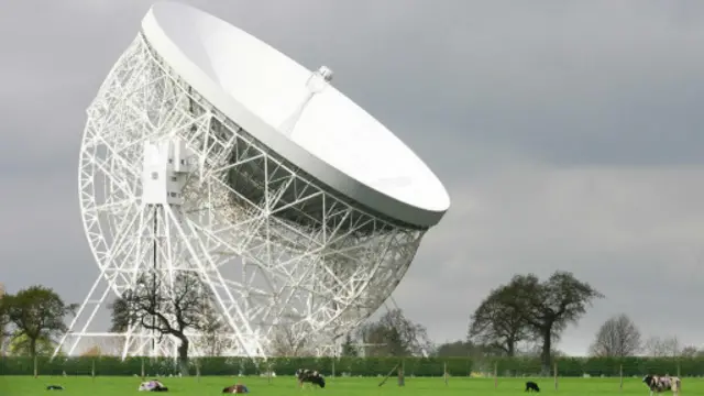 焦德雷班克射电望远镜（Jodrell Bank）是非常著名的英国射电望远镜设施，在历史上曾经因为对脉冲星的观测名声大噪。脉冲星是发送电磁脉冲信号的旋转的中子星。(图片来源: Getty Images)
