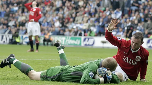 Уэйн Руни просит извиниения у Криса Киркланда