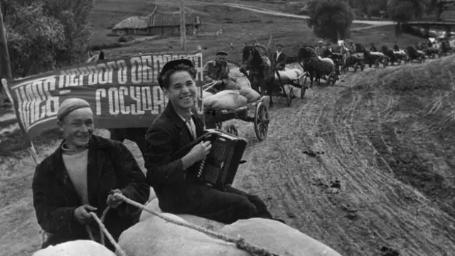 Крестьяне везут урожай в элеватор