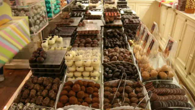 布鲁塞尔以其手工巧克力而闻名。