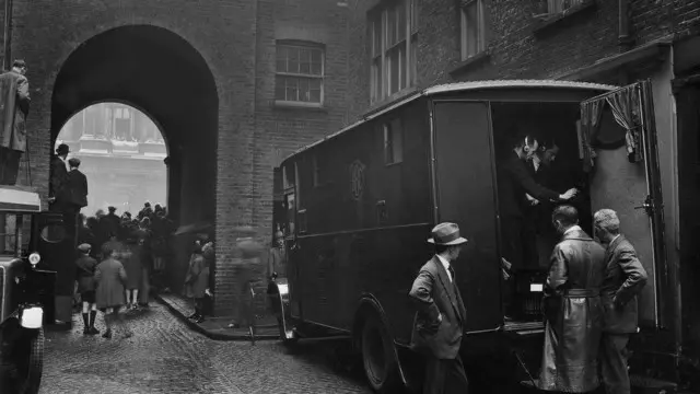 مهندسو بي بي سي يديرون البث من عربة للبث الخارجي في سينوتاف عام 1928