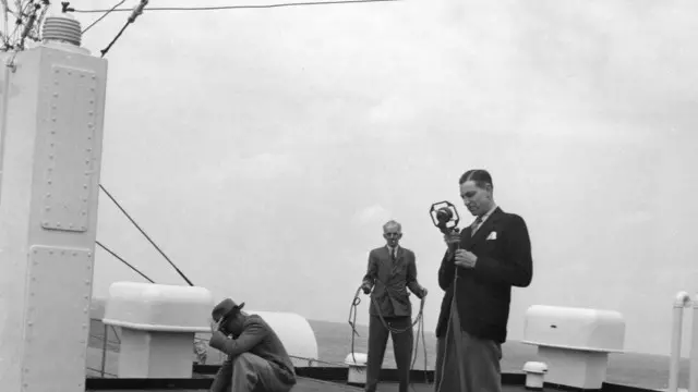 مهندسون للبث الخارجي وهو يجرون الترتيبات اللازمة للبث من البحر