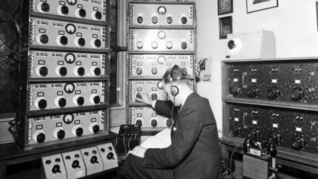 ضبط إعدادات التحكم في صوت الميكروفون لتغطية التتويج في دير وستمنستر