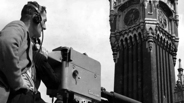 أول بث خارج البلاد في كاليه.