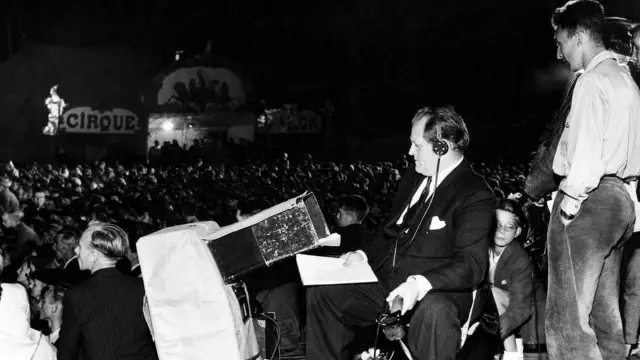 ريتشارد ديمبلبي وهو يبث الحدث من كاليه