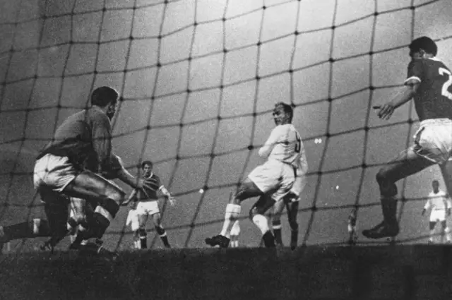 Alfredo Di Stéfano anotando un gol frente a Manchester United.