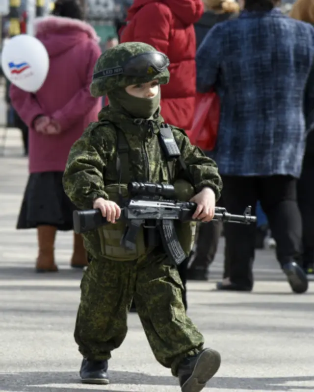 Зелені чоловічки увійшли в повсякденне життя кримчан - так цей маленький севастополець святкує 23 лютого. 