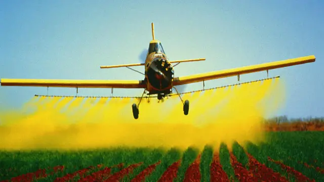 Распыление химкатов над полями с самолета