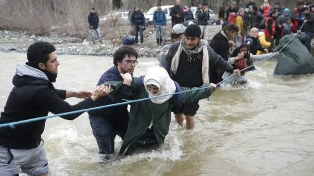 اطلاعات کے مطابق سرحد عبور کرنے والے پناہ گزینوں میں عورتیں اور بچے بھی شامل ہیں